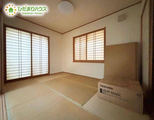 リビングと隣り合う和室は6帖と広さのある空間となっております♪　南側に設置された窓からはしっかり日差しが差し込みます♪