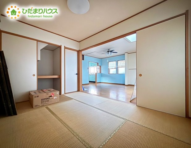 廊下からの入口もございますため、扉を閉めて来客用としても活躍してくれそうですね♪　お子様の勉強スペースや趣味部屋、ごろ寝スペースなどにもおすすめです♪