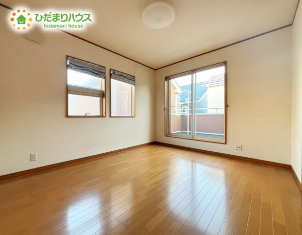 6.8帖と一番広さのあるこちらのお部屋は主寝室にオススメです♪　窓も多いため陽当たりも良く、明るい空間となっております♪
