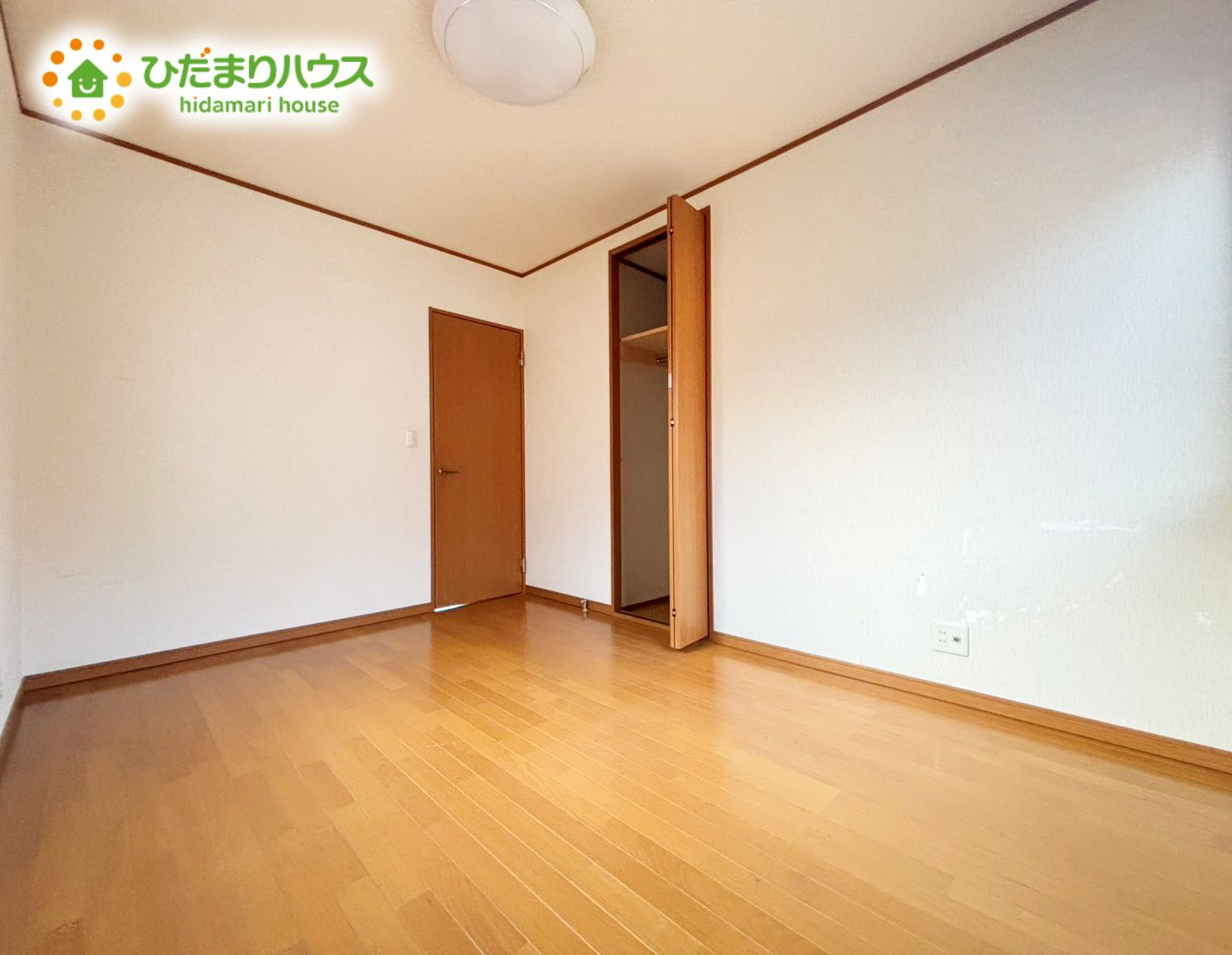 収納もございますので、普段使わないものはすっきり収納♪　広さもあるので、ご自身で棚などを置いても良さそうですね♪