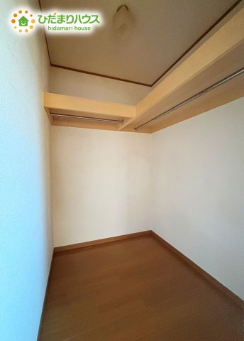 ハンガーパイプと枕棚設置済みの為、そのままの状態でもしっかり収納力がございます♪　季節物の収納やかさばりやすいお布団などの収納に大変役立ちそうですね♪
