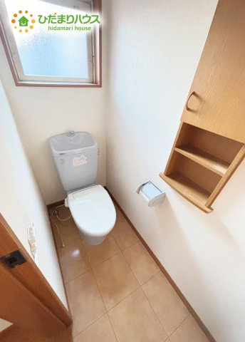 大きな窓がついているため、トイレも明るい空間となっております。　収納もございます♪
