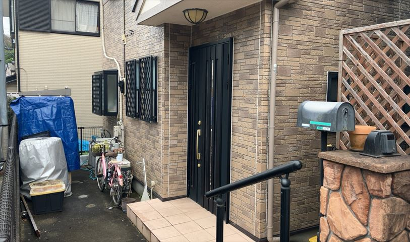 玄関は家の顔と言っても過言ではありません。現地を見学する際は玄関の広さや全体のバランスなどを見てみるといいでしょう。一般的なアプローチのしやすさだけではなく、お年寄りにも優しい設計のものだと安心です。