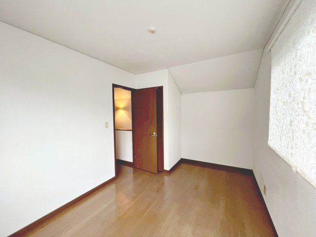 明るい洋室です