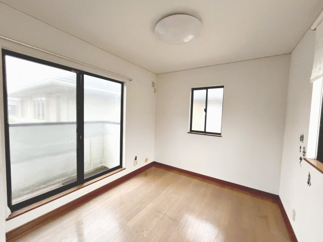 明るい洋室です