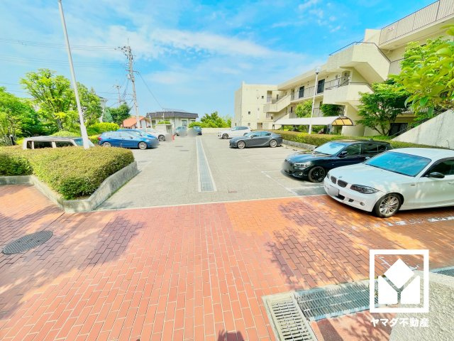 敷地内に駐車場を設置（月額8500円）。平面駐車場一台分優先確保可能です。諸条件がございますので、詳細は弊社スタッフまでお気軽にお問い合わせください。