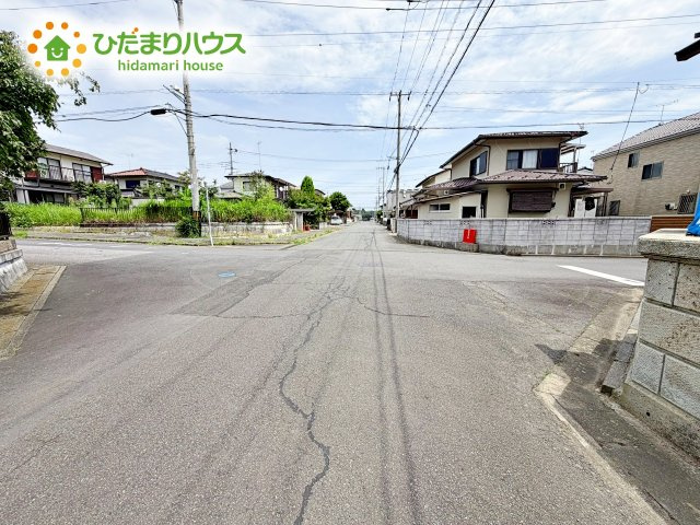 前面道路が広々のため駐車も楽々