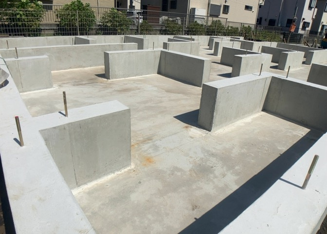 現地に行くなら、物件の周囲の地形がどうなっているかを見ることも大切です。周辺より低くなっている土地では、大雨などで水が集まりやすいため、地盤が弱くなっているということも考えられるため、注意が必要です。