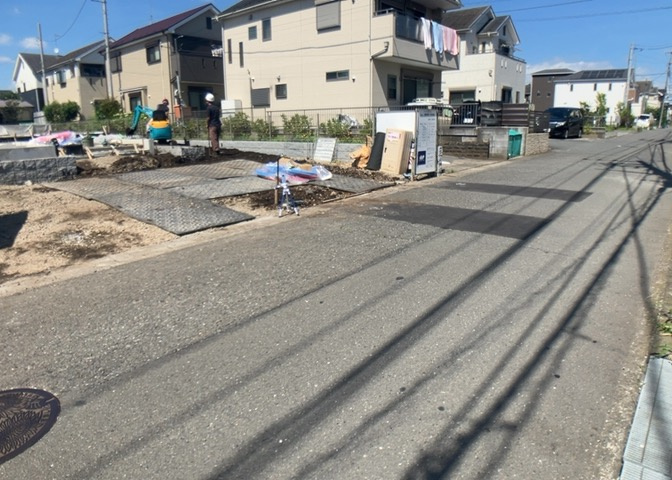 道幅が狭い場所は比較的土地の値段が低いことが多く、また交通量が少ないため騒音が少なく静かな環境で過ごせます。また、小さいお子様がいるご家庭も安心です。一方で車の駐車が難しいというデメリットもあります。
