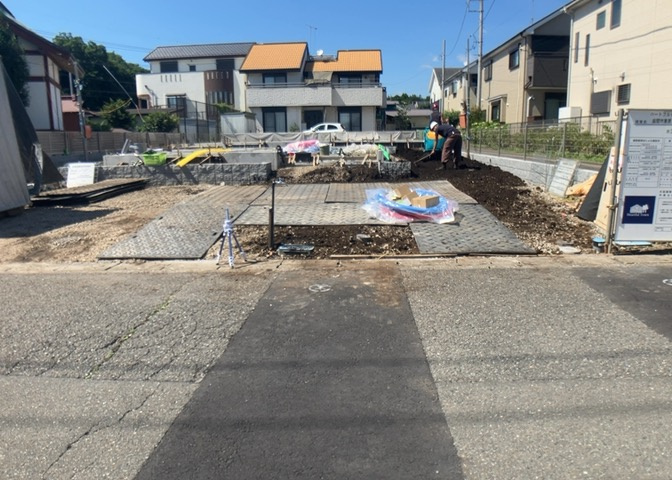 道幅が広い場所は日当たりや風通が良好です。幅が広いのですれ違いも可能ですし大きな車でも駐車可能！一方で、大型車が通ることも多くなるため交通量の増加により騒音に繋がります。また土地の値段が高くなります。