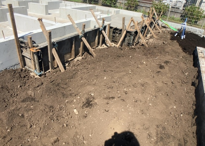 庭のある家に住むことのメリットとして、子どもたちの遊び場を確保できること、ガーデニングや家庭菜園を楽しめること、明るさを確保できることがあります。また、配置を工夫することでプライバシーが確保できます。