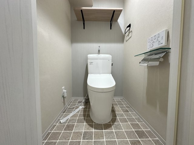 温水洗浄便座のトイレ設備です！トイレ上部にはあると便利な吊戸棚を設置！