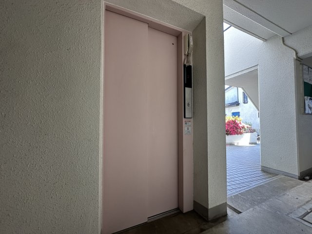 エレベーターを完備したマンションです。