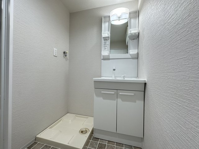 洗面所内には収納棚も完備しているので、すっきりつかえそうですね。