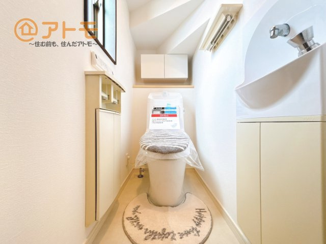 窓があり換気もすぐにできる、清潔感のあるトイレです♪
