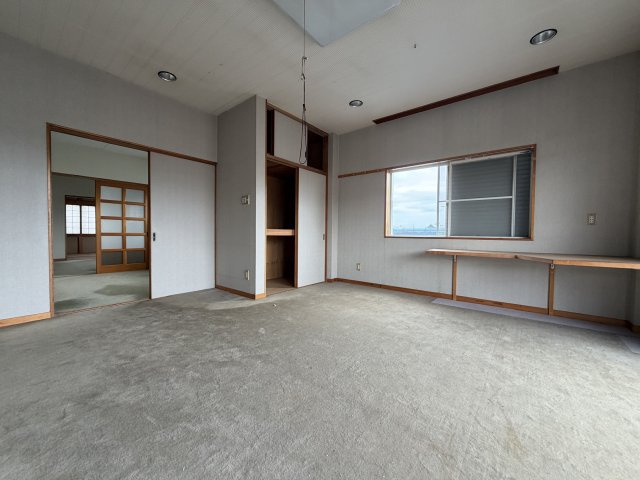 収納とカウンターテーブルを設置しています