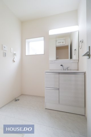 【洗髪洗面化粧台】大きな洗面ボウルとハンドシャワーで、お風呂に入らなくても洗面台で手軽に洗髪♪三面鏡の裏側には収納スペースがあります。