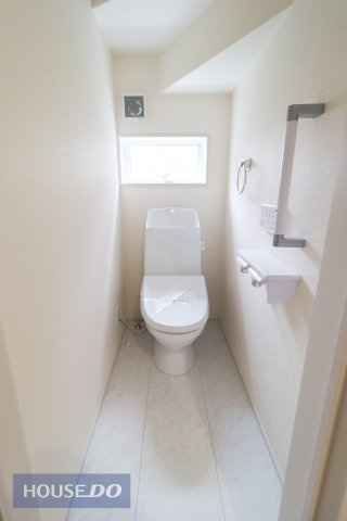 【トイレ】温水洗浄暖房便座付き。2箇所あるので、忙しい朝でも安心♪ほっと一息つけるプライベート空間は広めの設計となっております。