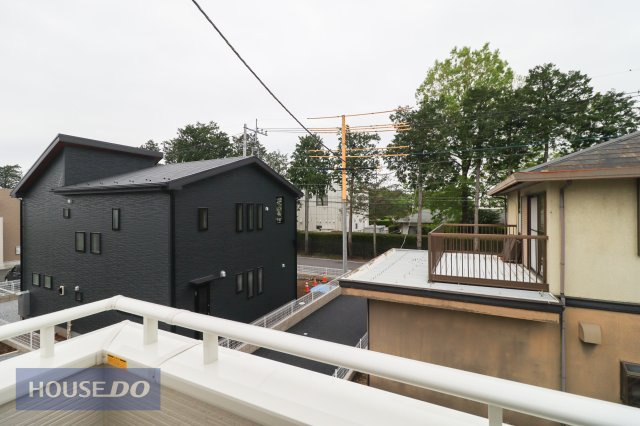 【建物からの眺望】バルコニーからの景色。十分な間隔が確保されております。