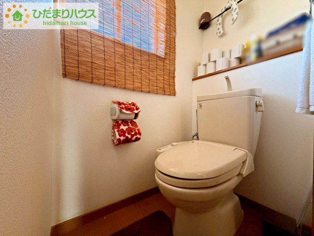 小窓が付いているので、トイレも明るい空間になっております♪