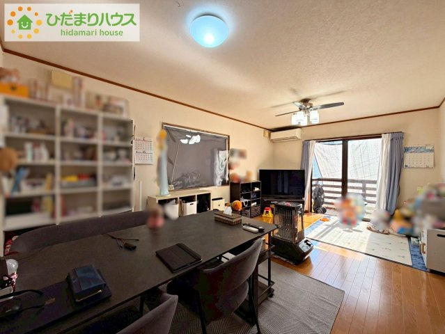 リビング大きな窓からは、暖かな日の光が降り注ぎます・・・
