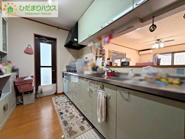 カウンターは少し高くなってますので、手元が隠れて来客からは見えにくくなってます♪
