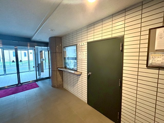 受付はマンションコンシェルジュがいる場合もあれば、管理人が滞在する小部屋を総称して呼ぶことがあります。主にエントランスに設置されていることから、防犯面でも期待ができます。防犯設備がない場合はより安心！