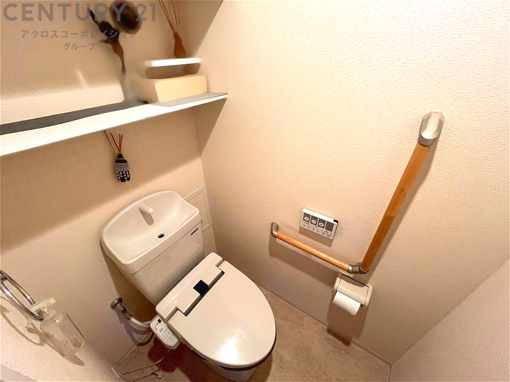 温水洗浄便座付トイレは温水洗浄機能により、暖かい水でおしりを洗浄することができ、冷たい水を使う従来の便座に比べ、温水洗浄機能で暖かいトイレを提供し、快適な使用を可能にします。