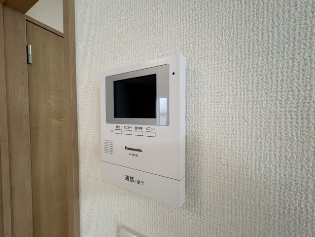 モニター付きインターホンです。玄関まで行かずに訪問者の姿を確認できるだけでなく、防犯にもつながるとても便利なアイテムですね。