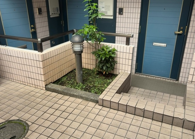 物件によっては、入居者が個人的に使用できる専用庭がついているものもあります。また、住宅の中にある土間の部分を庭と呼ぶこともあります。庭の用途は住む人によって変わり、それによってデザインもさまざまです。