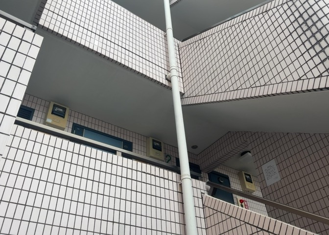 中庭（パティオ）とは、一つの建築物の内部に設けられた、壁などで囲われている庭のことを指します。コの字型、ロの字型が主流ですが、L字型の中庭もあります。最近では、インテリア性の高さからも人気があります。