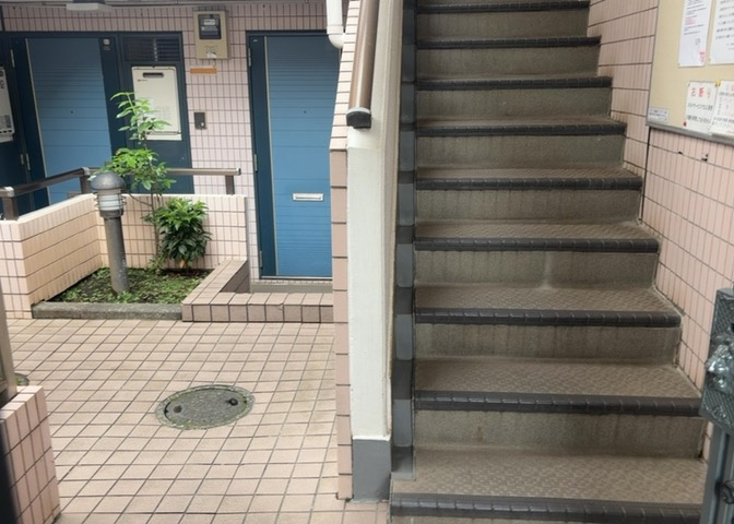ラウンジは、マンションの共用スペースに椅子やテーブルなどを配置した利用者が寛げる空間です。屋内型ラウンジと屋外型ラウンジがあります。共用部分の管理状況と合わせて、詳細については現地でご確認ください。