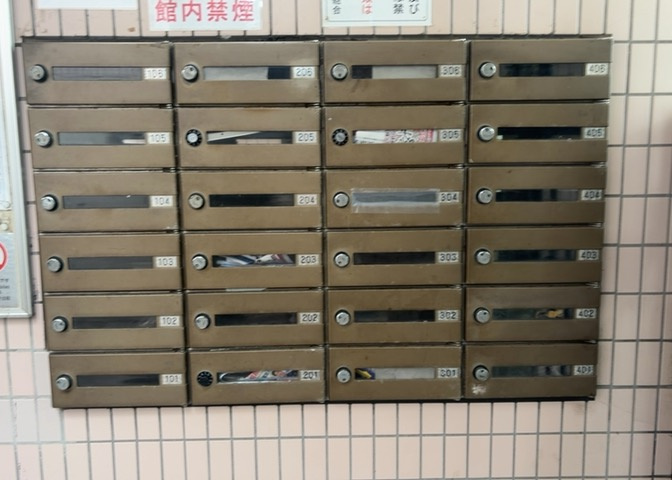 エントランス付近に設置されている集合ポストは、住んでいる部屋と離れているため、ポストをあさるなど誰かに何かされていても被害に気づきにくいです。入居する時には他人に特定されにくい番号で鍵をかけましょう！