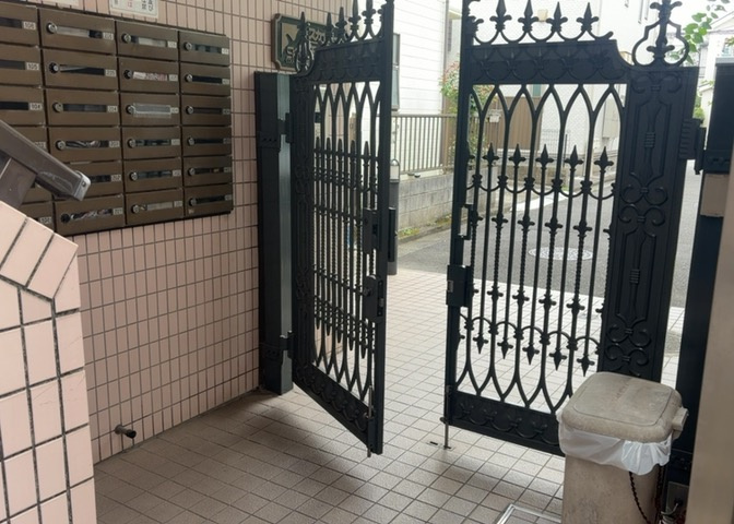 ロビーというと、エントランスと何がちがうの？と思いますよね。実はロビーとエントランスには明確な決まりはありません。物件によっては、エントランスを入って広がるある程度の広さのある空間がロビーとなります。