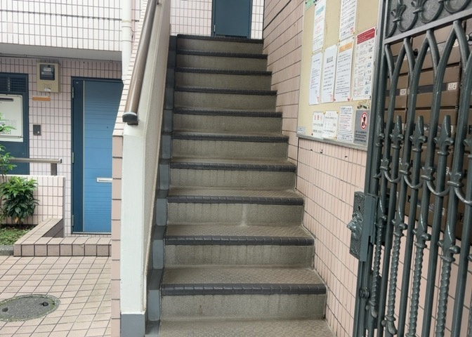 共用部分は、一棟の建物に住む区分所有者全員が共同で所有するとし、共用部分の管理、補修などは、区分所有者で形成される管理組合が行います。個人の判断で勝手に変更することはできませんので覚えておきましょう。