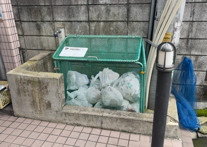 共有部分は、住民なら誰もが使える設備のこと。例えば駐車場やエレベーター、インターネット設備、セキュリティ設備などがあります。他にも、マンションの廊下・外部階段やエントランス・ゴミ置き場などがあります。
