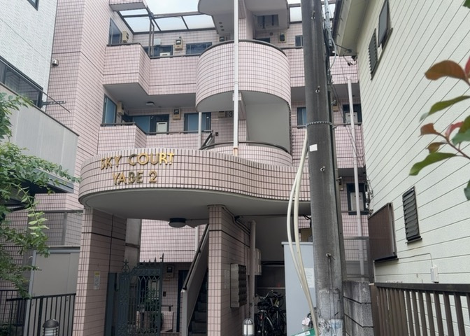 道幅が広い場所は日当たりや風通が良好です。幅が広いのですれ違いも可能ですし大きな車でも駐車可能！一方で、大型車が通ることも多くなるため交通量の増加により騒音に繋がります。また土地の値段が高くなります。