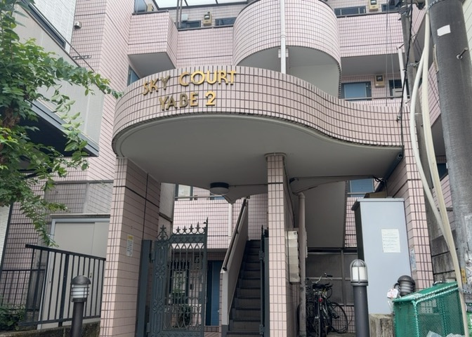 ＲＣ造、Reinforced　Concreteは直訳すると補強されたコンクリートです。主に柱や梁・床・壁が鉄筋とコンクリートで構成おり、鉄筋を組んだ型枠にコンクリートを流し込んで固めたものを指します。