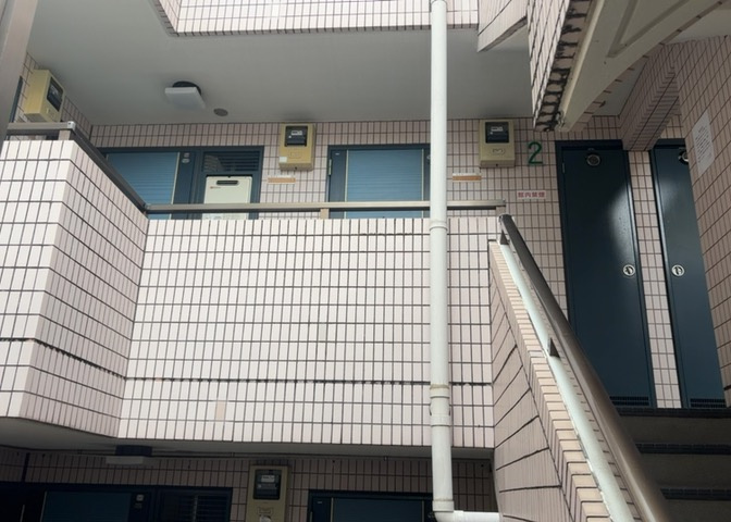 玄関は家の顔でもあり、家族以外の目にも止まる場所です。玄関は外との間を仕切る扉、靴などをしまっておく収納スペース、靴脱ぎのたたきスペース、来客とのやり取りをするドアホンなど複数のアイテムからなります。