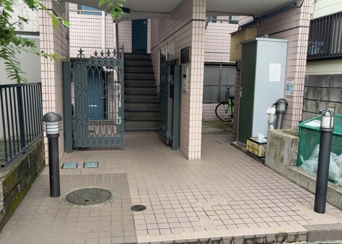 共有部分は、住民なら誰もが使える設備のこと。例えば駐車場やエレベーター、インターネット設備、セキュリティ設備などがあります。他にも、マンションの廊下・外部階段やエントランス・ゴミ置き場などがあります。
