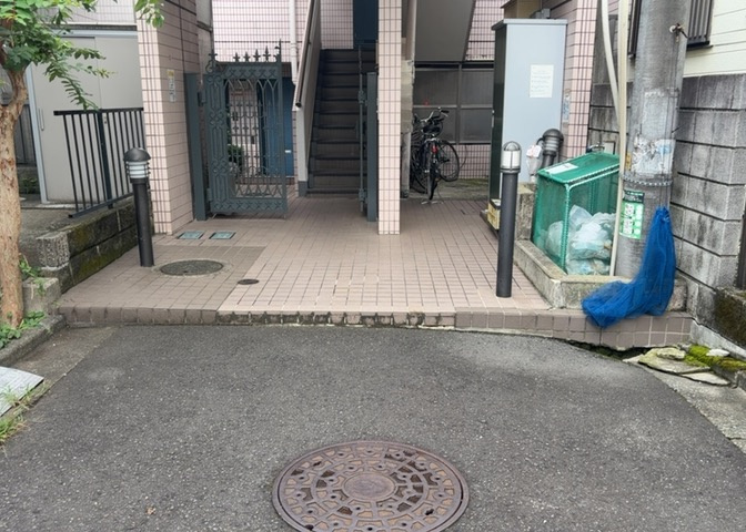 共用部分は、一棟の建物に住む区分所有者全員が共同で所有するとし、共用部分の管理、補修などは、区分所有者で形成される管理組合が行います。個人の判断で勝手に変更することはできませんので覚えておきましょう。