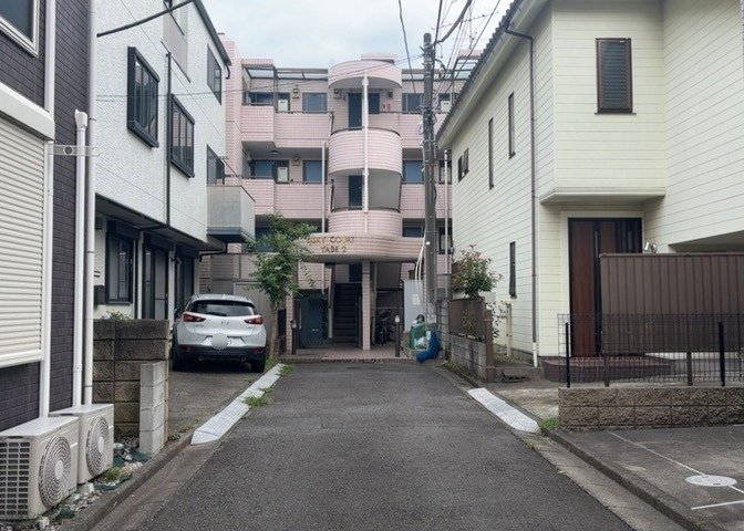 外観はマンション管理がされているかの目安になります。築年数が古いと、壁面は劣化してひび割れが生じることも！建物が古びていても細かいところが修繕されていると、きちんと管理されているなぁと感じるでしょう。