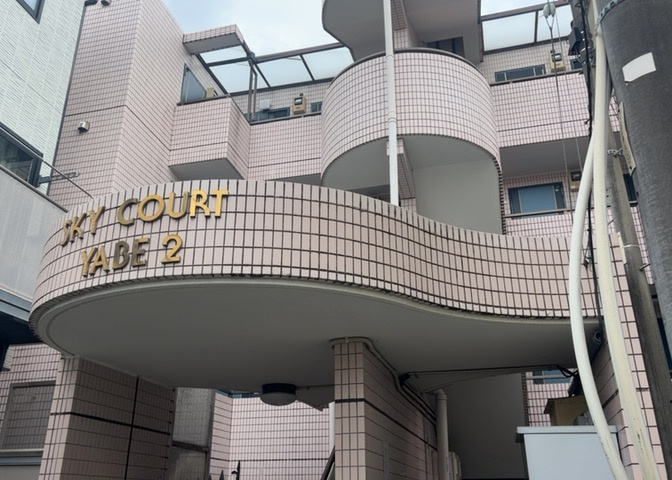 一般的なバルコニーは、奥行1.5ｍ程ですが、ワイルドバルコニーは2ｍまで広がっています。そのため洗濯物の間隔をあけ干すことができ、乾きやすいというメリットや、ガーデニングが楽しめる等の特徴があります。