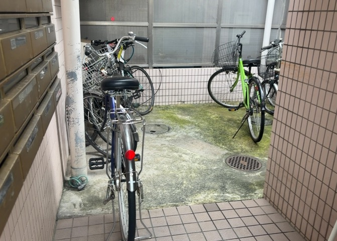 車一台あたりに必要なスペースは、標準サイズの普通自動車で横幅2m50cm、長さ5mは必要になります。ただし、乗降のことも考慮して横幅3m30cm、長さ5m50cmほどは確保できるところを選びましょう。