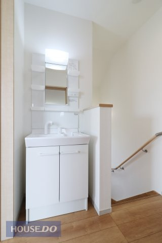 【洗髪洗面化粧台】大きな洗面ボウルとハンドシャワーで、お風呂に入らなくても洗面台で手軽に洗髪♪三面鏡の裏側には収納スペースがあります。