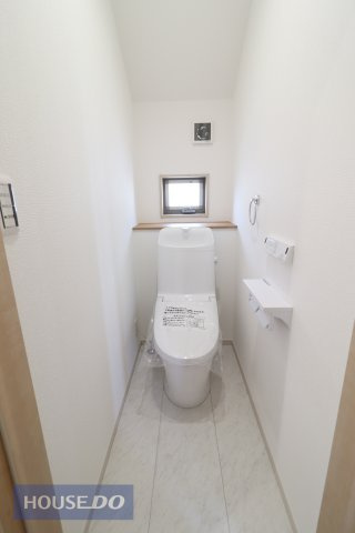 【トイレ】温水洗浄暖房便座付き。2箇所あるので、忙しい朝でも安心♪ほっと一息つけるプライベート空間は広めの設計となっております。