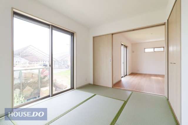 【和室】座ったり寝転んだりと、ゆったりくつろげる快適空間。クッション性があるので、お子様の遊び場としても重宝しますね♪
