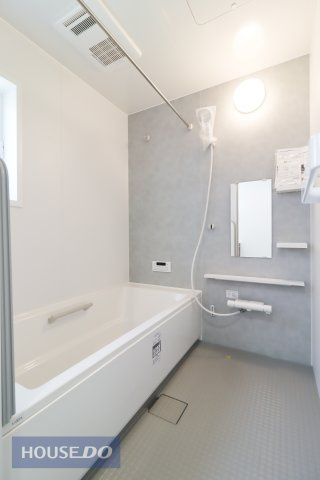 【浴室】1日の疲れた体を癒せるシステムバス。足を伸ばしてリラックス♪一坪風呂でお子様と一緒でもゆったりと寛げます。浴室乾燥機付きで雨の日の洗濯おまかせ♪