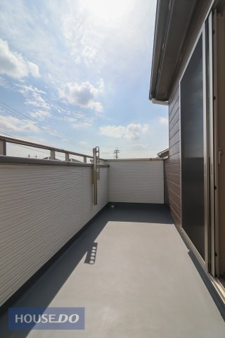 【バルコニー】広々バルコニーでお布団や洗濯物がたくさん干せるだけでなく、周囲の視線を気にせずにプライベートな時間を過ごすリラックス空間としても使えますね♪