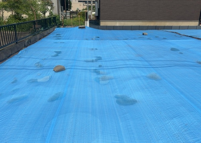 家を建てる場合、方位は要チェックです。現実的に日当たりのよい家ならばリビングは南側、建築基準法でも北側に当たる家への配慮は求められています。土地を見学に行く際は、方位磁針を持って行くようにしましょう。